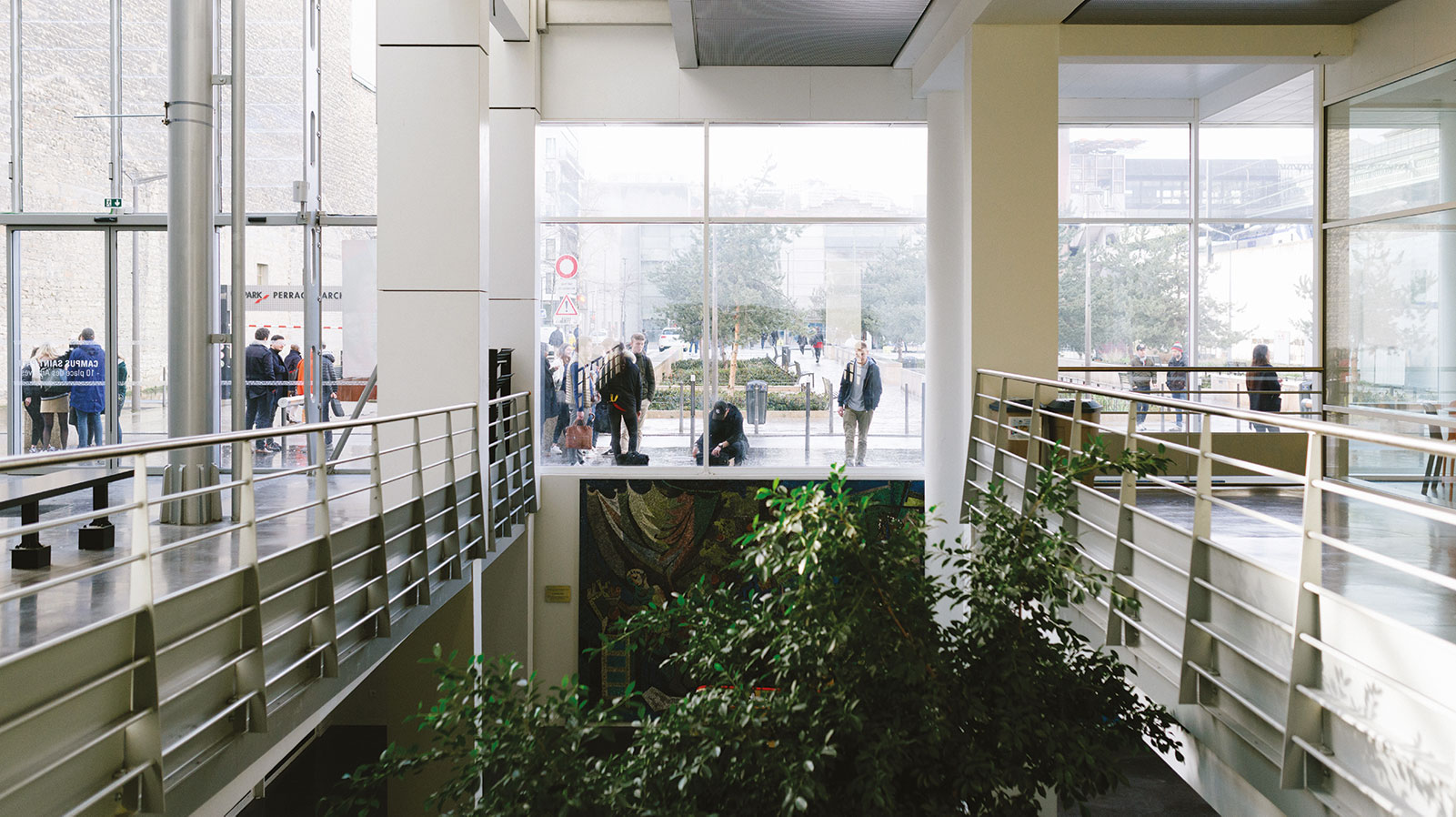 étudiants devant université à Lyon