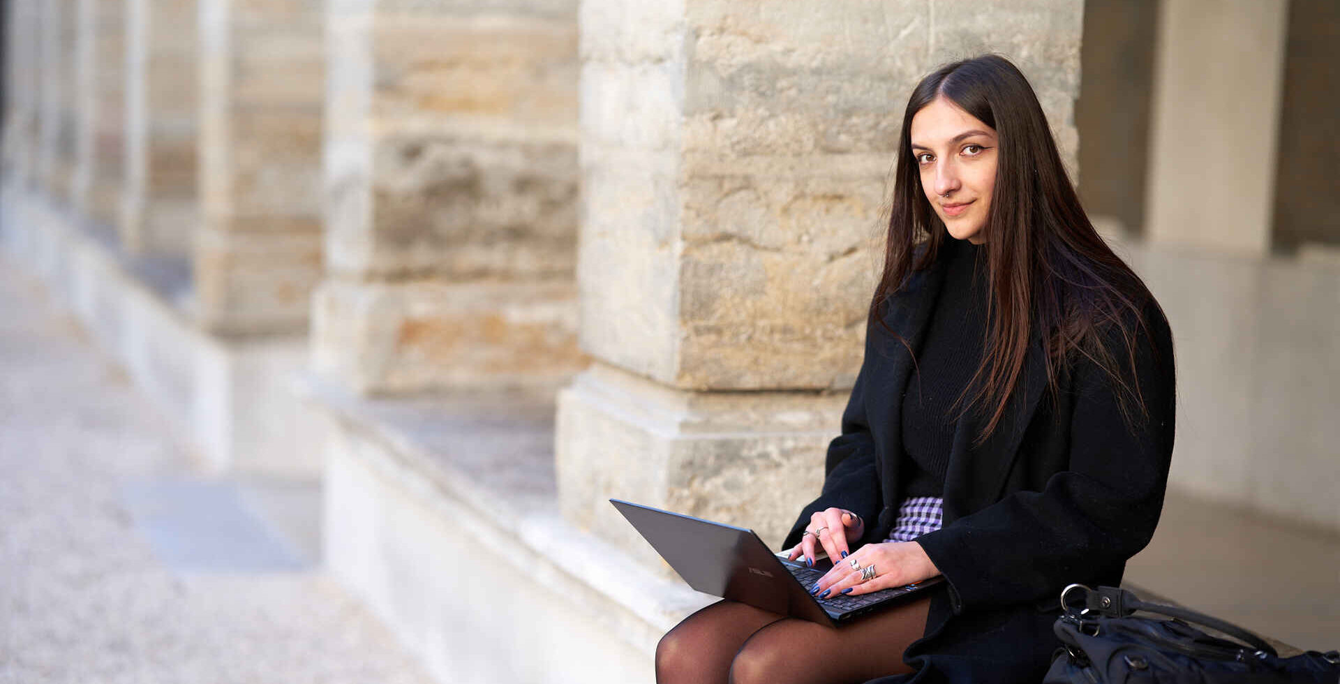 etudiante dans lyon avec ordinateur