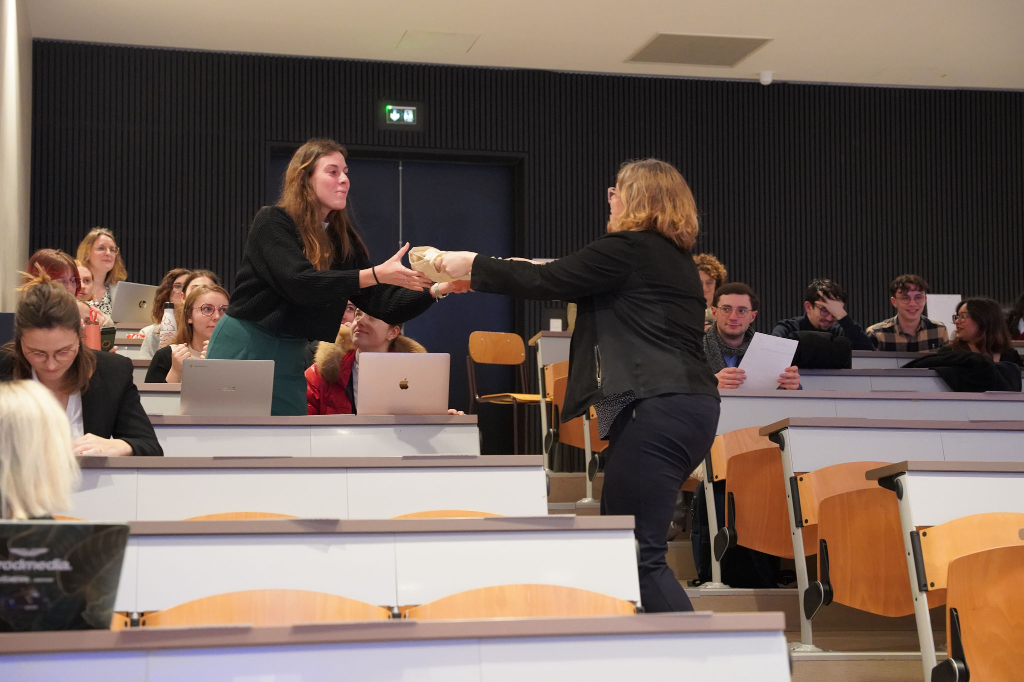 La gagnante du tirage au sort de l'événement CAMPUS Connect, organisé en partenariat avec DESCOURS & CABAUD, recevant son prix.